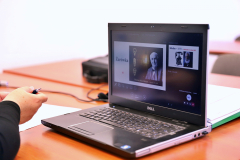 Monitor laptopa,  na którym widać slajd: Żarówka