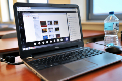 Monitor laptopa, na który uruchomiona jest platforma MC Teams