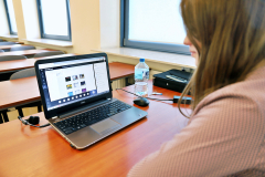 Laptop, na którym prowadzone są zajęcia online