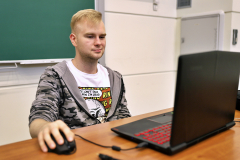 Asystent wykładowcy- Piotr Raczyński podczas zajęć zdalnych dnia 3.10.2020r