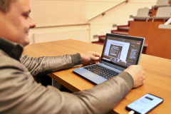 Asystentka wykładowcy- Krzysztof Kwaśniewski podczas zajęć zdalnych dnia 3.10.2020r