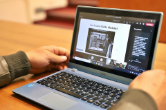 Monitor laptopa,  na którym widać slajd: zawieszana klatka dla dzieci