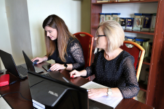 Dr Elżbieta Buchcic i mgr Anna Kwaśniewska, korzystające z laptopów