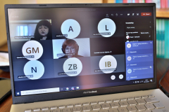 Monitor laptopa przedstawiający uczestników zajęć zdalnych