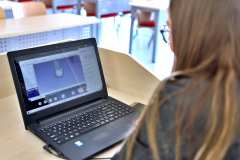 Monitor laptopa, podczas projekt wydruku 3D