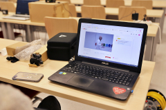 Monitor laptopa, na którym wyświetlany jest wykład