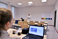 Wykładowca podczas prowadzenia wykładu