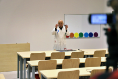 Piotr Sołkiewicz prezentujący działanie laserów