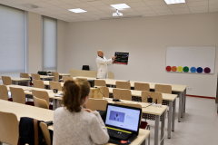 Asystentka wykładowcy i prowadzący podczas wykładu online