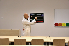 Prowadzący - Piotr Sołkiewicz omawiający plakat: Lasery to nie bajery