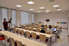 Sala wykładowa podczas nagrywania wykładu. Znajduje się w niej prowadzący, asystenta wykładowcy i inżynier studia