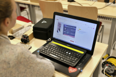 laptop, na którym wyświetlany jest wykład