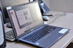 Monitor laptopa,  na którym widać slajd: Jakich chwytów używa reklama?