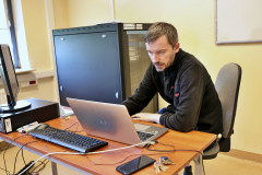 Mgr Marcin Drabik podczas zajęć zdalnych