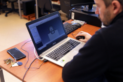 Mgr Marcin Drabik podczas projektowania wydruku 3D