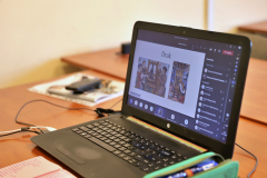 Laptop, na którym wyświetlana jest prezentacja o druku