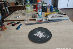 skrawki papieru rozsypane na czarnej tacy