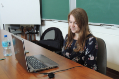 Asystentka wykładowcy Magdalena Rusin podczas zajęć zdalnych