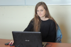 Asystentka wykładowcy Karolina Paluch  podczas zajęć zdalnych