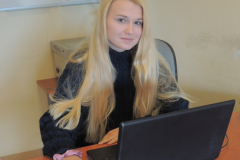 Asystentka wykładowcy Weronika Paduszyńska  podczas zajęć zdalnych