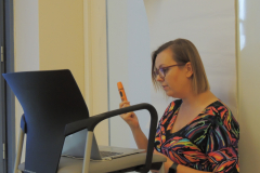 Dr Joanna Rudawska podczas prowadzenia zięć