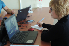 Dr Katarzyna Rogozińska podczas prowadzenia zajęć