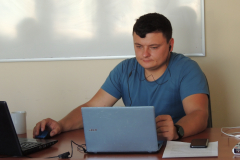 Asystent wykładowcy Krzysztof Kwaśniewski  podczas zajęć zdalnych