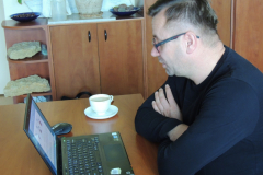 prof. UJK dr hab. Rafał Kozłowski podczas prowadzenia zajęć