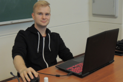 Asystent wykładowcy Piotr Raczyńskipodczas zajęć zdalnych