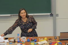 Dr Aldona Kopik podczas prowadzenia wykładu