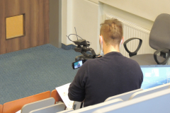 Inżynier studia podczas nagrywania wykładu