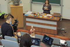 Dr Aldona Kopik, mgr Anna Kwaśniewska i inżynier studia podczas nagrania wykładu