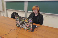 Asystentka wykładowcy Małgorzata Pietrzykowska  podczas zajęć zdalnych