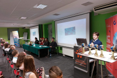 Szymon Czosnek podczas prezentacji na sympozjum