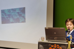 Szymon Czosnek podczas prezentacji na sympozjum