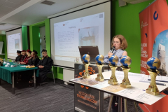 Kornelia Bujnowska podczas prezentacji na sympozjum