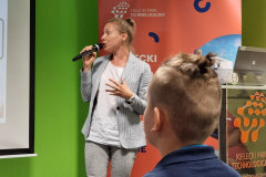 pani podczas prowadzenia wykładu