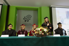 od lewej dr Małgorzata Krawczyk-Blicharska, prof. Beata Wojciechowska, prof. Barbara Gawdzik, prof. Anna Wileczek,, dr Agnieszka Rosińska- Mamej  i kwiaty
