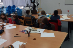 dzieci siedzące w laboratoriom