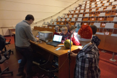 dzieci stające przy biurku