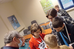 dzieci patrzące w kartkę