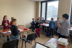 dzieci tańczą
