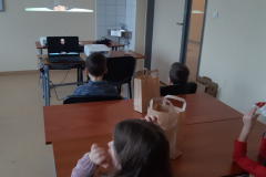 dzieci oglądające wykład