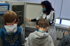 dzieci w laboratorium