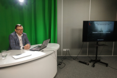 Prof.  Kozłowski  podczas nagrania wykładu dla UP