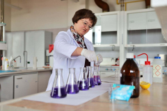 dr Beata Szczepanik podczas warsztatów  wykonywująca eksperymenty chemicznych