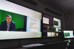 monitory w reżyserce pokazujące co dzieje się w studiu TV