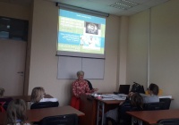 Prof. Paulina Forma prezentująca slajd  Uniwersytety, czyli jak młodzi ludzie poszukiwali wiedzy