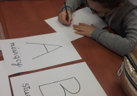 Uczestniczka projektu wykonuje prace plastyczną