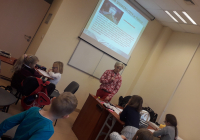 Prof. Paulina Forma prowadząca warsztaty, w tle slajd Uniwersytety w Polsce